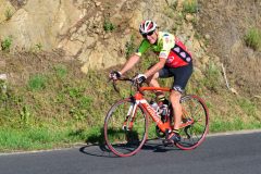 La Gergovienne : cyclotouriste dans la montée de Cournols