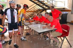 La Gergovienne : inscription des cyclistes sous la haute attention du président