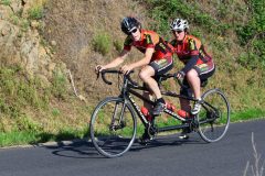 La Gergovienne : cyclotouristes en tandem dans la montée de Cournols