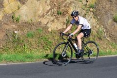 La Gergovienne : cyclotouriste dans la montée de Cournols