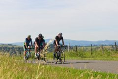 La Gergovienne : cyclotouristes vers Aydat au menhir couché de pierre-longue