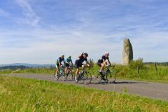 La Gergovienne : cyclotouristes vers Aydat au menhir couché de pierre-longue