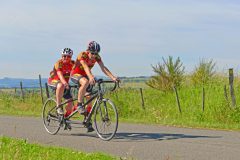 La Gergovienne : cyclotouristes en tandem vers Aydat au menhir couché de pierre-longue