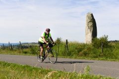 La Gergovienne : cyclotouriste vers Aydat au menhir couché de pierre-longue