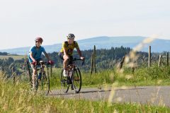 La Gergovienne : cyclotouristes vers Aydat au menhir couché de pierre-longue