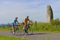 La Gergovienne : cyclotouristes vers Aydat au menhir couché de pierre-longue