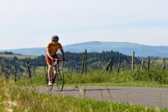 La Gergovienne : cyclotouriste vers Aydat au menhir couché de pierre-longue