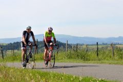 La Gergovienne : cyclotouristes vers Aydat au menhir couché de pierre-longue