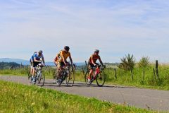 La Gergovienne : cyclotouristes vers Aydat au menhir couché de pierre-longue