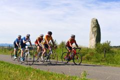 La Gergovienne : cyclotouristes vers Aydat au menhir couché de pierre-longue